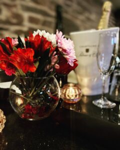 Denim & Pearls Restaurant, Flower table decoration